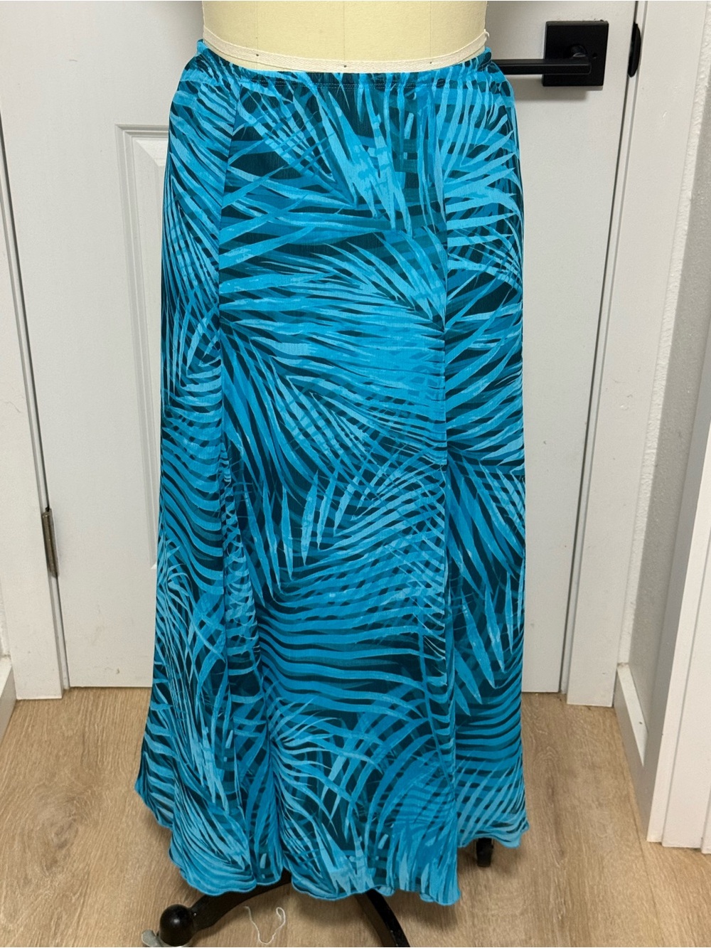 Blue Tropical Fronds Skirt Size 16 - Great Condition